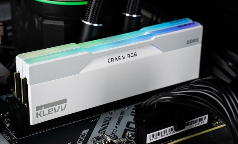 KLEVV CRAS V RGB DDR5 6400MT/s晶灿白內存开箱测试